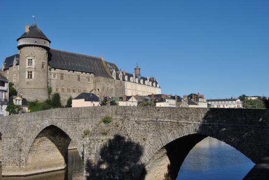 La Mayenne (vieux pont)